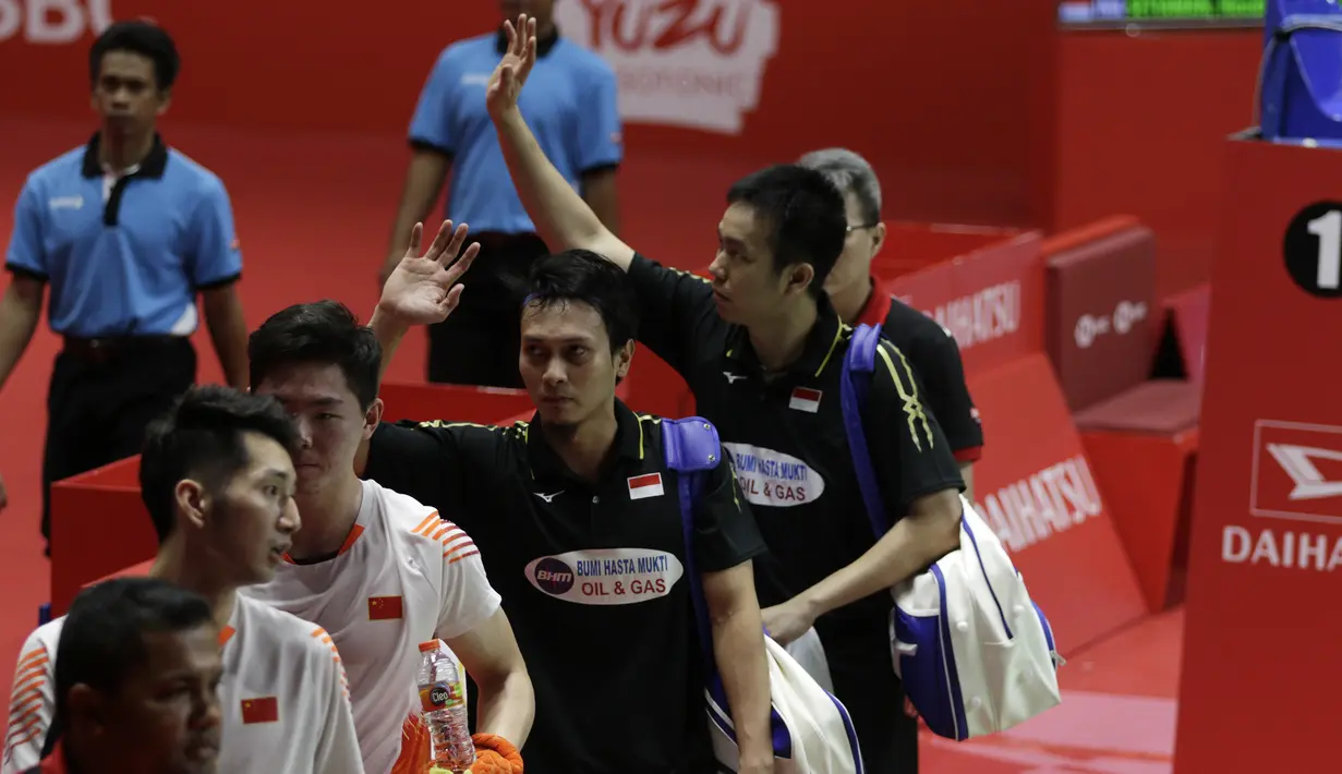 Ganda putra Indonesia, Mohammad Ahsan / Hendra Setiawan, menyapa suporter usai mengalahkan ganda China pada Indonesia Masters 2019 di Istora Senayan, Jakarta, Sabtu (26/1). Ahsan / Hendra lolos ke final. (Bola.com/Yoppy Renato)