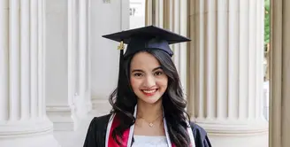 Sabrina Anggraini, istri Belva Devara akhirnya menyelesaikan studi S2 di salah satu kampus bergengsi dunia yang ada di Amerika, Massachusetts Institute of Technolgy (MIT). [Foto: sabrinaanggraini/belvadevara].