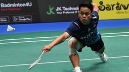 Pebulu tangkis tunggal putra Indonesia, Anthony Sinisuka Ginting berusaha mengembalikan bola saat menghadapi wakil Denmark, Anders Antonsen pada laga final Singapore Open 2023 di Singapore Indoor Stadium, Singapura, Minggu (11/6/2023). Anthony Ginting sukses menjadi juara setelah menang dua game langsung 21-16, 21-13. (AFP/Roslan Rahman)