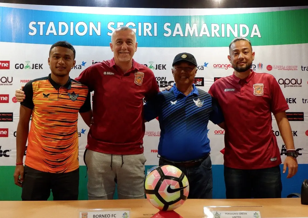 Pelatih Borneo FC, Dragan Djukanovic (kedua dari kiri), bersama pelatih Persegres Gresik United, Hanafi, ditemani perwakilan pemain dari masing-masing tim jelang laga yang digelar di Stadion Segiri, Samarinda, Sabtu (29/4/2017). (Bola.com/Borneo FC Media)