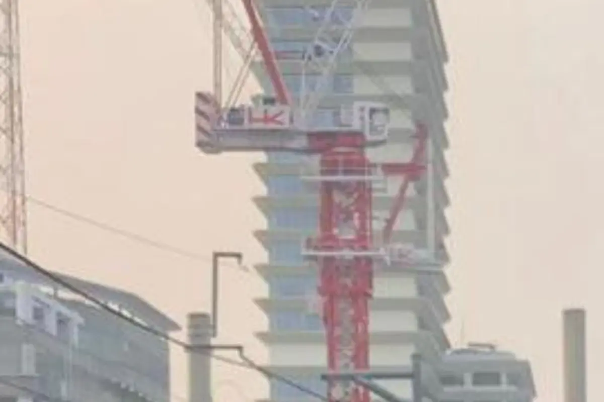 Muatan Crane Jatuh di Rel MRT Depan Kejagung.