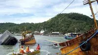 Sejumlah kapal karam akibat hantaman topan Canson di perairan Mariveles, Bataan, Manila. Menurut media lokal, topan memutus aliran listrik sepanjang Metro Manila dan provinsi sekitarnya.(Antara)