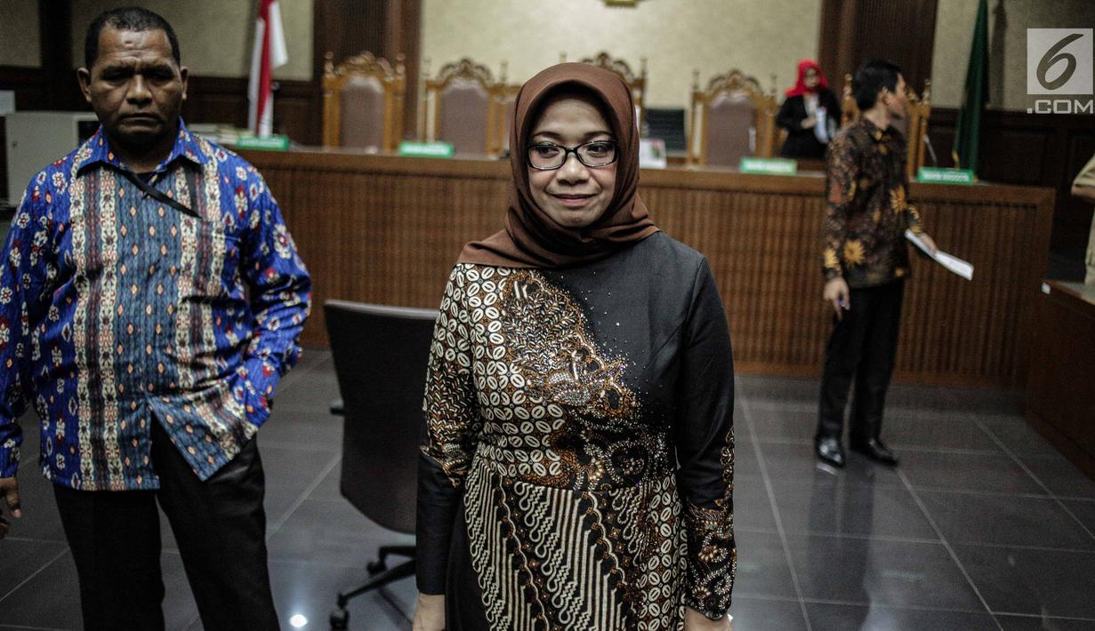 Terdakwa kasus suap proyek pembangunan PLTU Riau-1 Eni Maulani Saragih seusai sidang putusan di Pengadilan Tipikor, Jakarta, Jumat (1/3). Eni Saragih divonis 6 tahun penjara dan denda Rp 200 juta subsider 2 bulan kurungan. (Liputan6.com/Faizal Fanani)