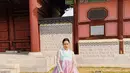 Raisa juga berlibur ke Korea Selatan bersama sahabatnya. Ia pun tampil mengenakan hanbok pink sambil membawa tasnya. [@raisa6690]