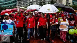 Kampanye Gerakan Peduli Obat dan Pangan Aman di kawasan Car Free Day Bundaran HI mengajak masyarakat untuk tidak beli obat secara online dan waspada terhadap bahan berbahaya pada makanan, Jakarta, Minggu (13/11). (Liputan6.com/Faizal Fanani)
