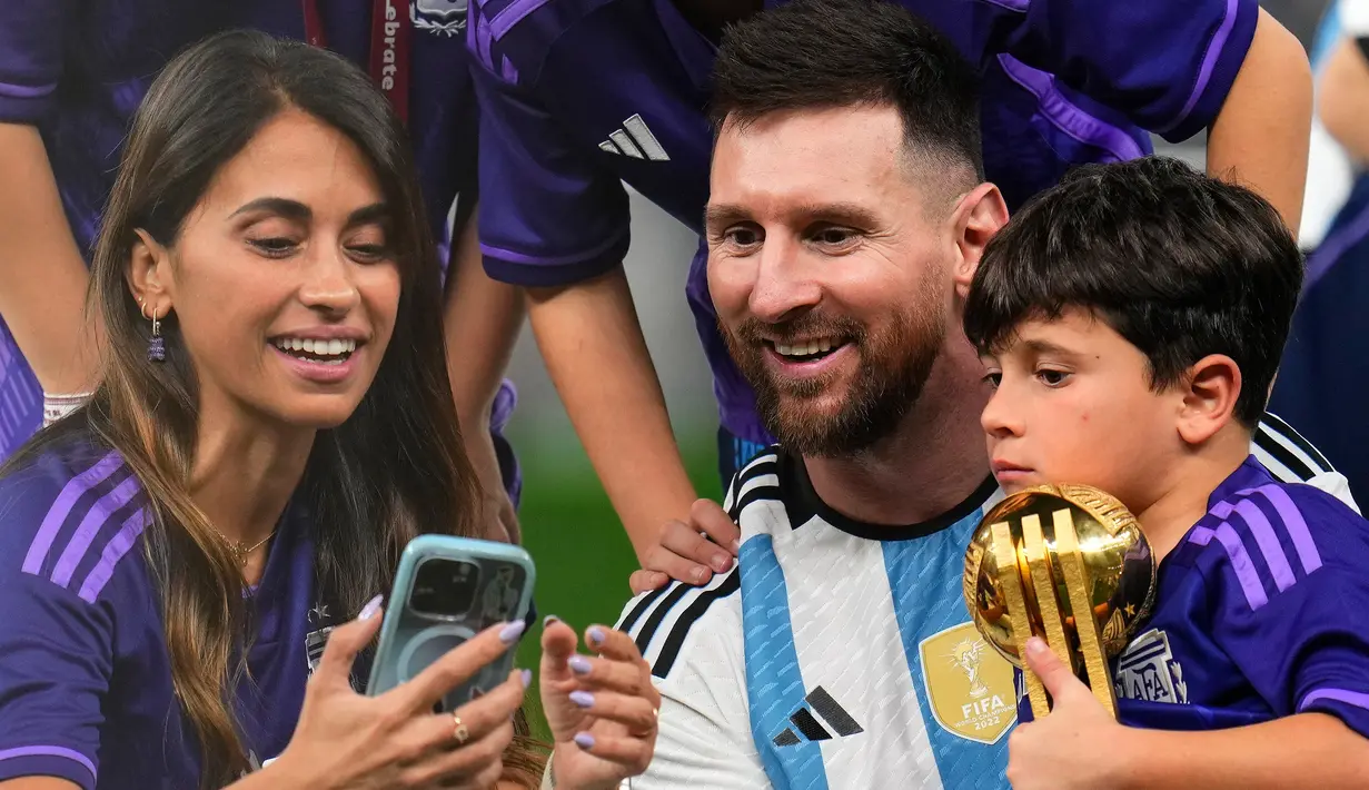Pemain Argentina Lionel Messi bersama keluarganya merayakan kemenangan atas Prancis pada pertandingan sepak bola final Piala Dunia 2022 di Stadion Lusail, Lusail, Qatar, 18 Desember 2022. Argentina menang 4-2 atas Prancis melalui drama adu penalti setelah pertandingan berakhir imbang 3-3. (AP Photo/Manu Fernandez)