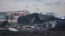 Pesawat jatuh di dekat perbatasan Georgia-Azerbaijan, di wilayah Sighnaghi, Kakheti, Georgia, saat dalam perjalanan pulang dari Azerbaijan. Tampak dalam foto, reruntuhan terlihat di lokasi kecelakaan pesawat angkut militer Turki C-130 di kawasan Sighnaghi di perbatasan Georgia-Azerbaijan, Rabu 12 November 2025. (Giorgi ARJEVANIDZE/AFP)