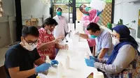 Sejumlah dosen muda Institut Teknologi Bandung (ITB) menginisiasi pembuatan 200 liter hand sanitizer yang bakal dibagikan secara cuma-cuma ke rumah sakit di Jawa Barat. (Istimewa)