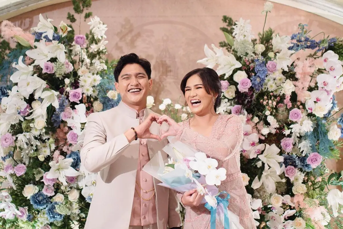Prosesi lamaran Qausar Harta Yudana dan Masayu Clara (Foto: Instagram/@masayuclara/@@alurafotografi)
