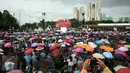 Para pendukung Ahok - Djarot saat menyaksikan para musisi bernyanyi pada konser gue 2 di Jakarta, Sabtu (4/2). Sejumlah musisi papan atas Indonesia mendukung pasangan calon nomer 2 Ahok - Djarot pada Pilkada DKI Jakarta. (Liputan6.com/Johan Tallo)