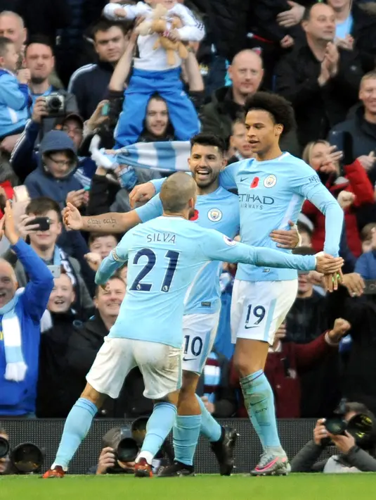 Penyerang Manchester City, Sergio Aguero melakukan selebrasi usai mencetak gol ke gawang Arsenal pada pertandingan lanjutan Liga Inggris di di Stadion Etihad, Inggris, (5/11). City menang atas Arsenal dengan skor 3-1. (AP Photo/Rui Vieira)