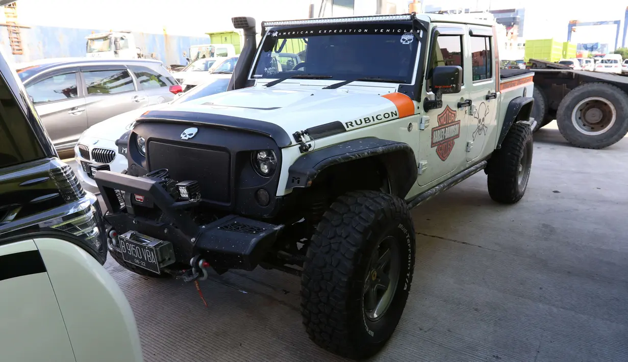 Jeep Rubicon sitaan KPK dari Bupati Hulu Sungai Tengah (HST) nonaktif Abdul Latif tiba di Pelabuhan Tanjung Priok, Jakarta, Senin (19/3). KPK menyita untuk kepentingan pembuktian perkara dan mencegah penurunan nilai barang. (Liputan6.com/Angga Yuniar)