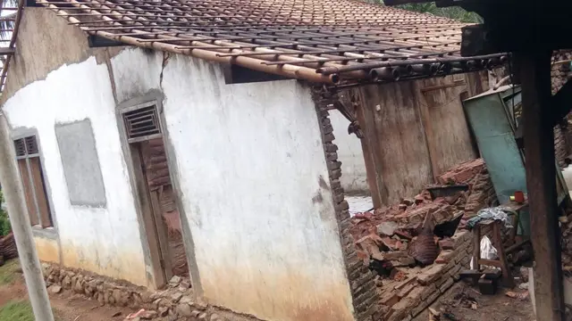 Genteng sejumlah rumah warga Dusun Pamuntuan, Cijati, Cilacap terpaksa diturunkan agar kerusakan tak bertambah cepat. (Foto: Liputan6.com/Eko Rusdiyanto/Muhamad Ridlo)