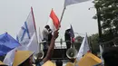 Massa Koalisi Rakyat untuk Keadilan Perikanan (KIARA) berunjuk rasa di depan Gedung Kementerian Kelautan dan Perikanan, Jakarta, Rabu (17/10). Mereka menuntut tidak ada lagi perampasan ruang hidup masyarakat pesisir Indonesia. (Merdeka.com/Imam Buhori)