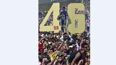 Fans Valentino Rossi memadati lintasan jelang podium GP Italia di Sirkuit Mugello, Italia, (31/5/2015). Rossi finis ketiga di seri ini. (AFP Photo/Gabriel Bouys)