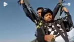 Kejadian mengerikan dialami turis yang sedang bermain paralayang di India. Tali parasutnya putus saat masih melayang di udara bersama instrukturnya.