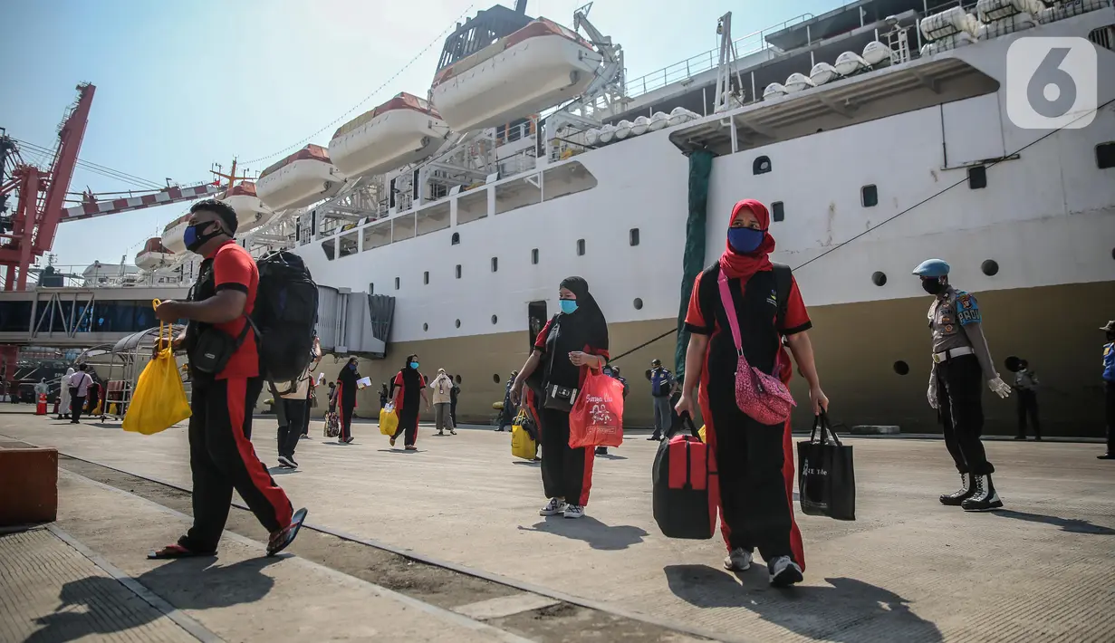 Sejumlah TKI Ilegal yang dipulangkan dari Malaysia setibanya di Pelabuhan Tanjung Priok, Jakarta, Jumat (12/6/2020). Sebanyak 436 TKI Ilegal tersebut nantinya akan dipulangkan ke daerah asalnya di 22 provinsi. (Liputan6.com/Faizal Fanani)