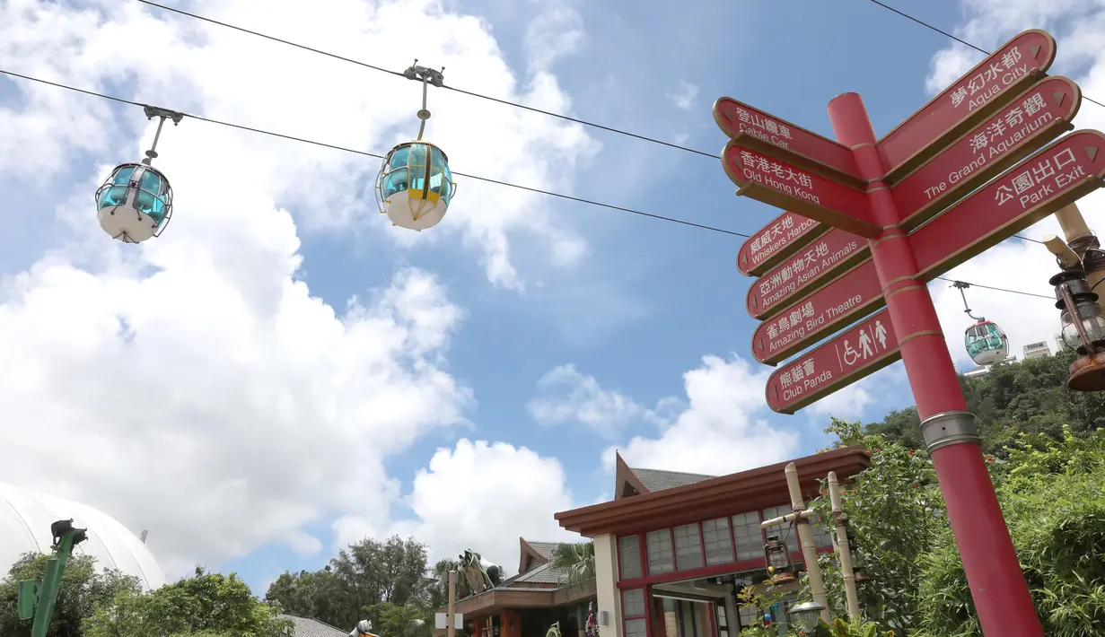 Kereta gantung di Ocean Park, Hong Kong, China selatan, Sabtu (13/6/14). Ocean Park Hong Kong kembali beroperasi pada 13 Juni 2020 usai ditutup sementara selama empat bulan lebih akibat epidemi COVID-19. (Xinhua/Wu Xiaochu)