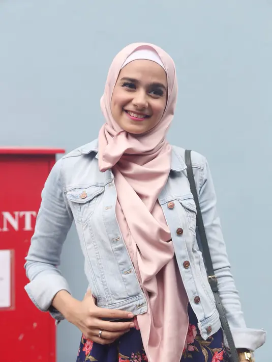 "Waduh sebuah berkah memang keinginan seorang imam seperti itu. Biar ibadahnya lebih baik lagi. Saya jadi semakin religius, sebagai mitra ibadah lagi proses ke arah yang lebih baik," ungkap Hengky. (Andy Masela/Bintang.com)