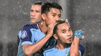 Rahel Radiansyah usai mencetak gol pertama saat Persela dikalahkan Barito Putera 2-4 pada pekan ke-26 di Stadion Kompyang Sujana Denpasar, Bali, Jumat (18/2/2022) lalu. (Bola.com/Gatot Susetyo)