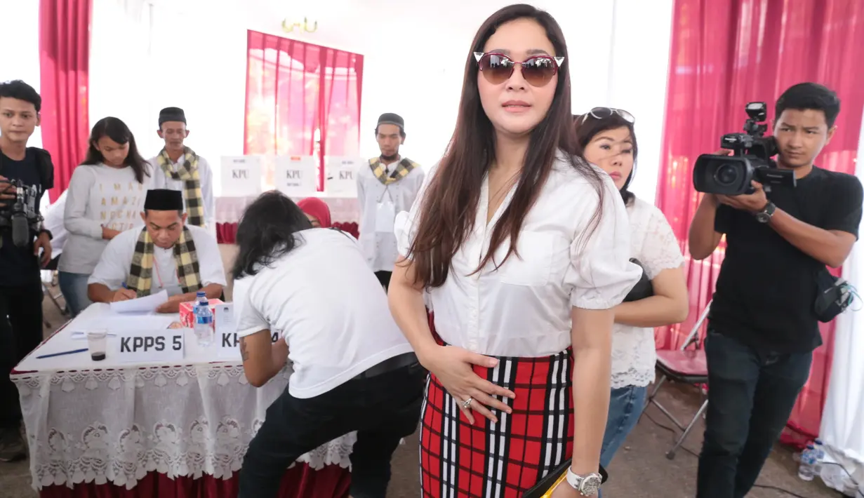 "Iya Pilkada tahun ini panas banget karena penuh dengan isu SARA," ungkapnya saat ditemui di TPS 12, Pejaten Utara, Pasar Minggu, Jakarta Selatan. (Adrian Putra/Bintang.com)