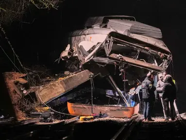 Tim penyelamat merespons setelah sebuah kereta komuter tergelincir akibat menabrak tembok penahan yang runtuh ke rel di Gelida, dekat Barcelona, Spanyol, pada Selasa 20 Januari 2026. Kecelakaan kereta kembali mengguncang Spanyol. (AP Photo/Joan Mateu Parra)