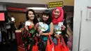 Para Cinemaholic menunjukkan tiket nonton bareng The Hobbit: The Battle of the Five Armies di Blitz Megaplex,  Jakarta, Minggu (21/12/2014). (Liputan6.com/Panji Diksana)