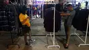 Pengunjung melihat-lihat produk merek pakaian di Jakcloth Indonesian Pride 2018, Jakarta, Rabu (19/12). Tahun ini, ada 380 clothing brand lokal yang menggelar sale dengan diskon sampai 70 persen. (Liputan6.com/JohanTallo)