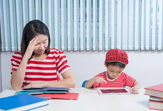 anak yang terbiasa mengambil tanggung jawab atas kesalahannya akan tumbuh menjadi pribadi yang lebih percaya diri, mampu mengambil keputusan, dan tidak mudah bergantung pada orang lain. (foto/dok: freepik/fwstudio)