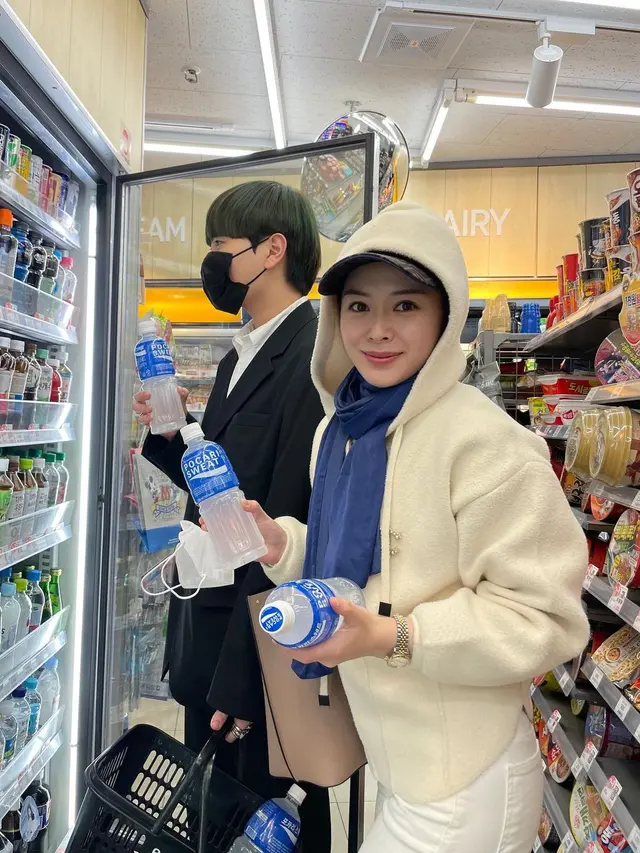 Gantikan Hijab, 8 Inspirasi Outfit Ayana Moon dengan Topi dan Hoodie