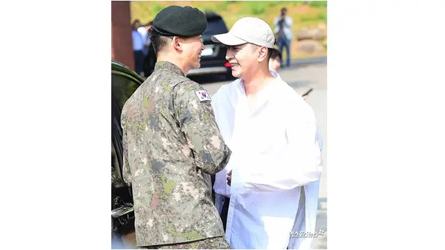 Selesai Wajib Militer, Ini Potret Taecyeon '2PM' Saat Sapa Penggemar