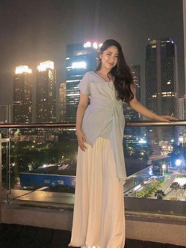 7 Pesona Cica Andjani, Istri Ricky Soebagdja yang Lebih Muda 26 Tahun