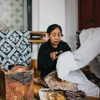 Kamu dan ibumu bisa menelusuri jejak batik di Solo. (Foto: Unsplash.com/Camille Bismonte)