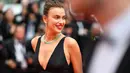 Model Rusia Irina Shayk saat tiba untuk menghadiri pemutaran film "Yomeddine" dalam Festival Film Cannes ke-71 di Cannes, Prancis (9/5). Irina Shayk yang merupakan mantan pacar Cristiano Ronaldo tampil mengenakan gaun hitam. (AFP/Alberto Pizzoli)