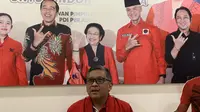 Sekretaris Jenderal DPP PDI Perjuangan (PDIP) Hasto Kristiyanto usai menggelar pertemuan dengan elite PPP, Perindo serta unsur relawan di Rumah Aspirasi Ganjar Pranowo di Jalan Diponegoro No. 72, Menteng, Jakarta, Kamis (6/7/2023). (Liputan6.com/Delvira Hutabarat)