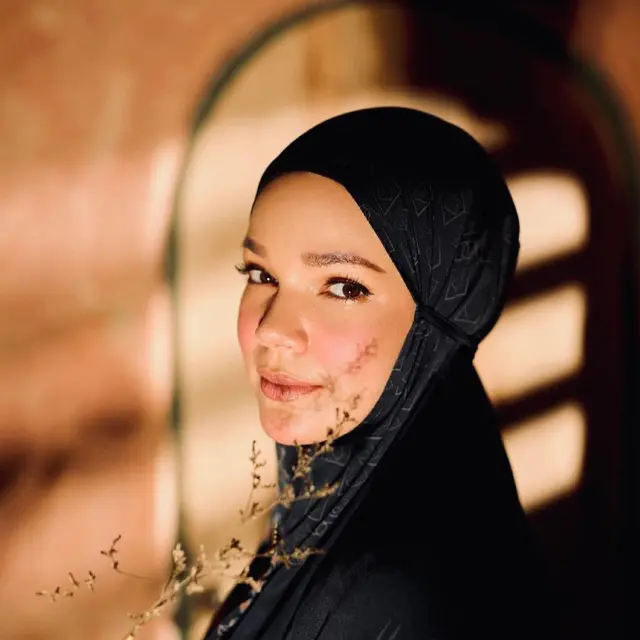 6 Artis Ini Mantap Berhijab Usai Putuskan Mualaf, Banjir Pujian