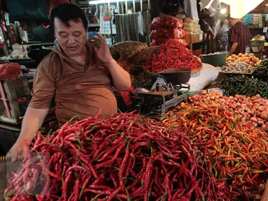 Pedagang saat berjualan di pasar, Jakarta, Senin (20/2). Kementan tidak akan mengambil langkah untuk mengimpor cabe dan bawang. Walau pun saat ini, harga cabe dan bawang mengalami keniakan. (Liputan6.com/Angga Yunair)