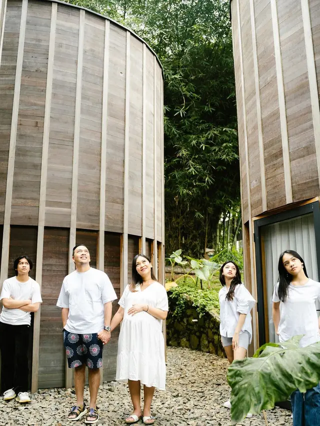 6 Gaya Pemotretan Keluarga The Baldys, Baby Bump Nola B3 Curi Perhatian