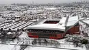 Stadion Anfield dan bangunan yang terletak di kota Liverpool tertutup salju menjelang laga lanjutan Liga Inggris 2024/2025 antara Liverpool melawan Manchester United pada Minggu (05/01/2025). (AFP/Darren Staples)