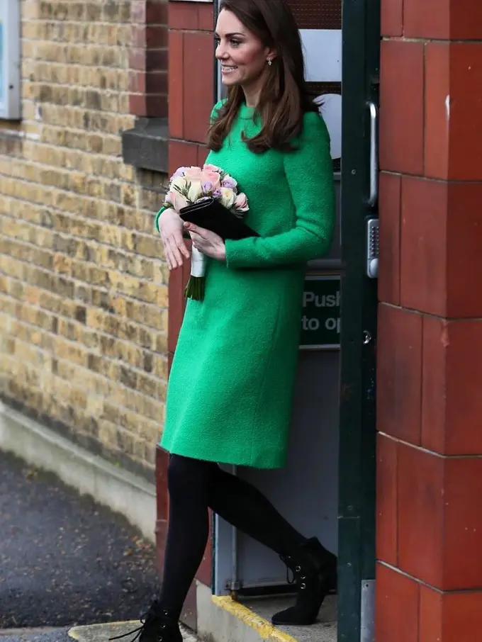 Gaya Modern Kate Middleton Kunjungi Sekolah dengan Ankle Boots