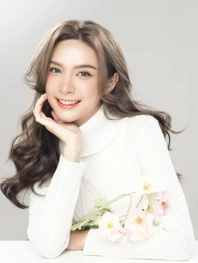 tertawa tersenyum bahagia rambut pirang