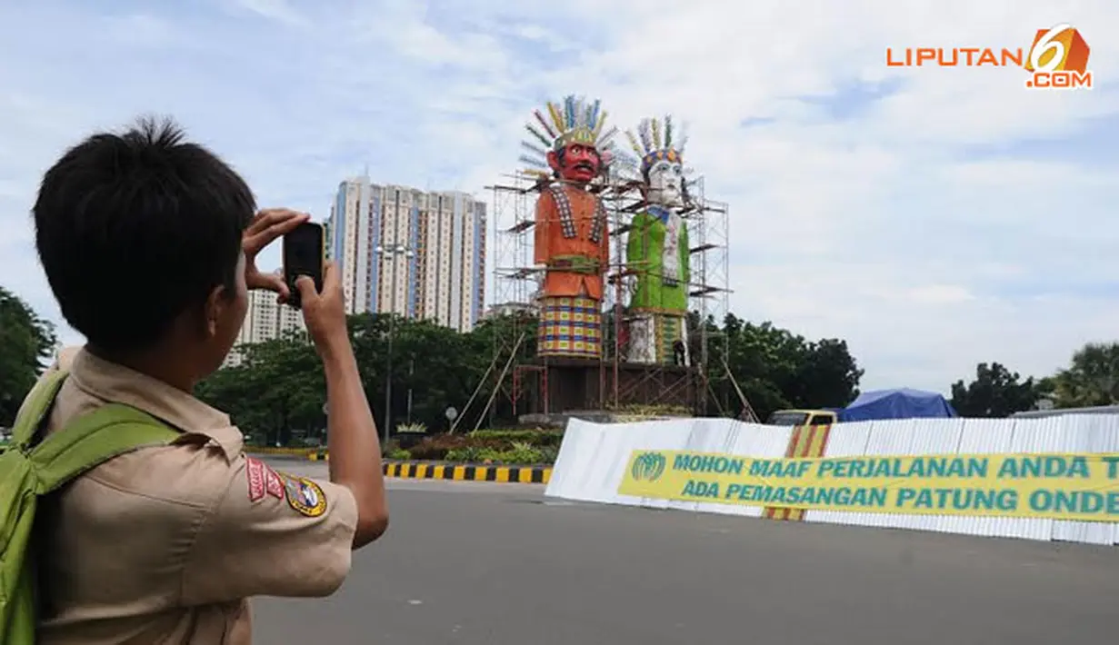 Patung karya seniman ondel-ondel Julhendry dan Murwanto ini diharapkan akan semakin menambah ikon kota Jakarta (Liputan6.com/Herman Zakharia)