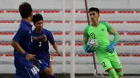 Kiper Timnas Indonesia U-22, Nadeo Argawinata, menangkap bola saat melawan Thailand U-22 pada laga SEA Games 2019 di Stadion Rizal Memorial, Manila, Selasa (26/11). Indonesia menang 2-0 atas Thailand. (Bola.com/M Iqbal Ichsan)