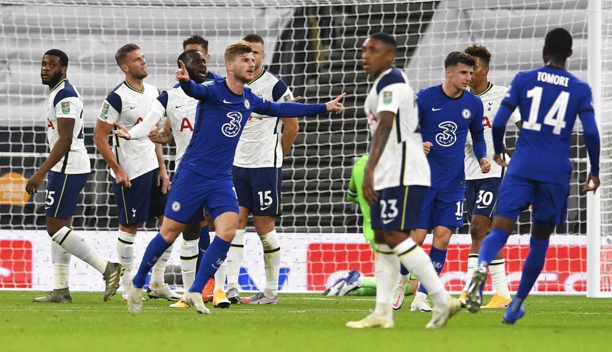 Striker Chelsea, Timo Werner, melakukan selebrasi usai mencetak gol ke gawang Tottenham Hotspur pada laga Piala Liga Inggris di London, Rabu (30/9/2020). Tottenham menang adu penalti dengan skor 5-4 (1-1). (Neil Hall/Pool via AP)