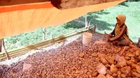 Kisah Ibu Lima Anak yang Jadi Pemecah Batu