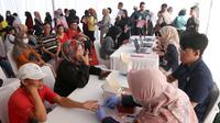 Warga menjalani pemeriksaan kesehatan sebelum melakukan donor darah.  (Liputan6.com/Herman Zakharia)