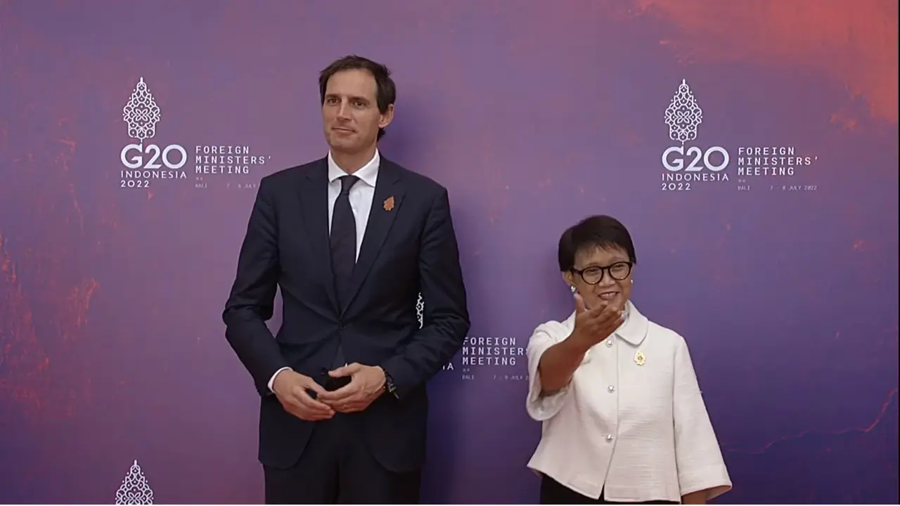 Menlu Retno Marsudi dan Menlu Belanda Wopke Hoekstra. Menlu Retno menyambut para Menlu di acara Foreign Ministers' Meeting di G20 Bali.