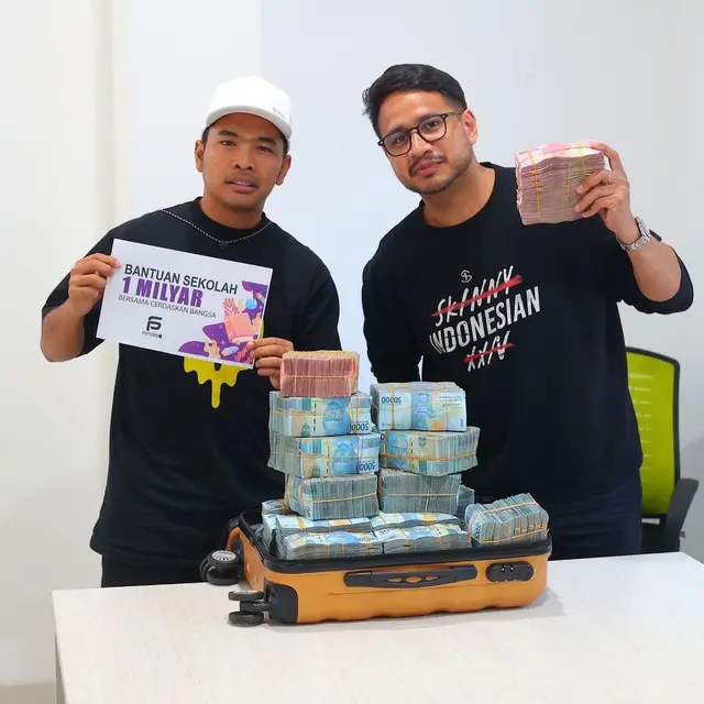 Dikenal Dermawan, Ini 6 Potret Aksi Putra Siregar saat Bagi-Bagi Hadiah