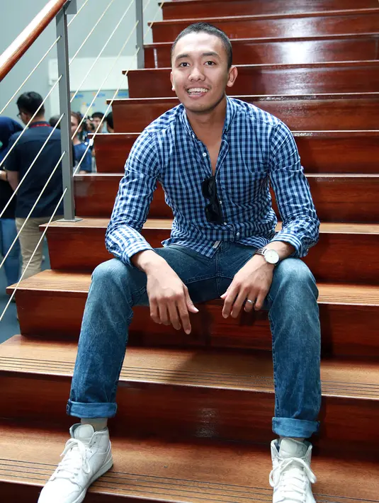 “Mending liat cewek pake baju sexy di tempat dugem sambil mabok2 daripada liat cewek hijab di konser Korea sambil nangis2. Pfft," tulis Uus di Twitter. (Deki Prayoga/Bintang.com)