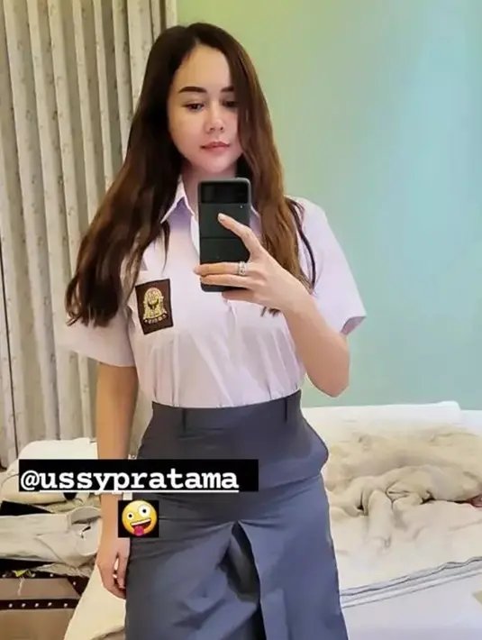 Aura Kasih cukup senang ketika harus bernostalgia memakai seragam SMA di acara ulang tahun Ussy. Momen Aura Kasih mirror selfie ini curi perhatian. Warganet banyak yang tak menyangka bahwa Aura Kasih berusia 35 tahun ketika pakai seragam SMA. (Liputan6.com/IG/aurakasih)